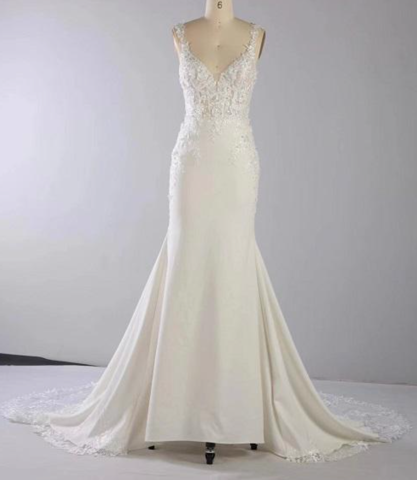 *EXCLUSIVITÉ* Magali - robe de mariée coupe ajustée sans manches avec bas en crêpe et traîne en dentelle *EXCLUSIVITÉ* Magali - robe de mariée coupe ajustée sans manches avec bas en crêpe et traîne en dentelle