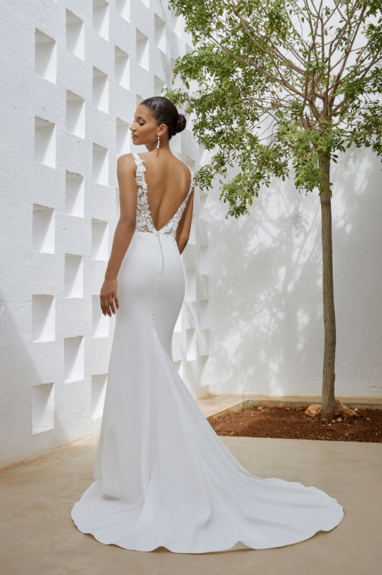 Andy - robe à coupe ajustée à dentelle brodée pailletée avec dos ouvert en V Andy - robe à coupe ajustée à dentelle brodée pailletée avec dos ouvert en V