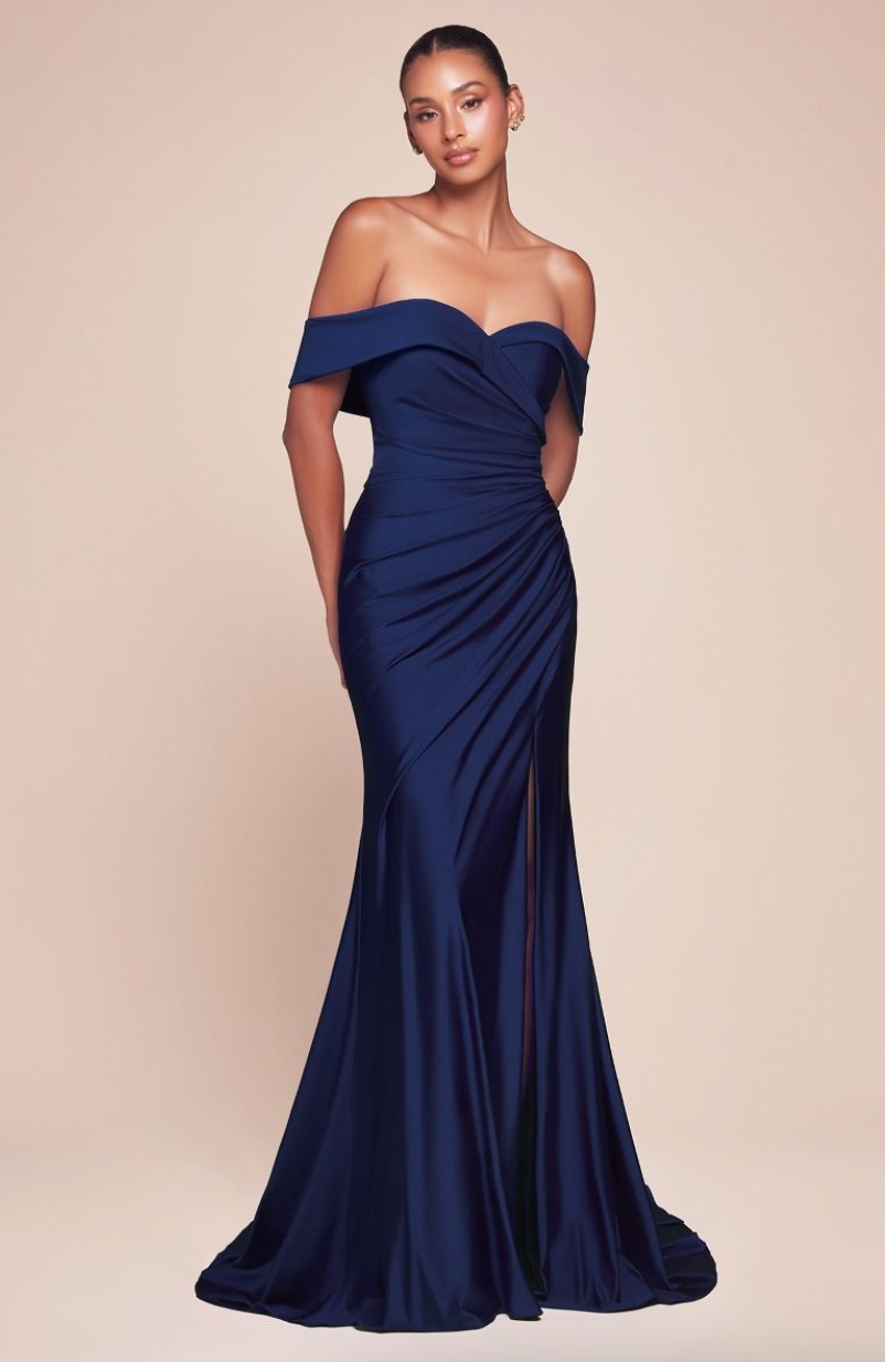 Angie - Robe de soirée de coupe ajustée avec fente, jeu de plis avantageux et épaules dénudées Angie - Robe de soirée de coupe ajustée avec fente, jeu de plis avantageux et épaules dénudées