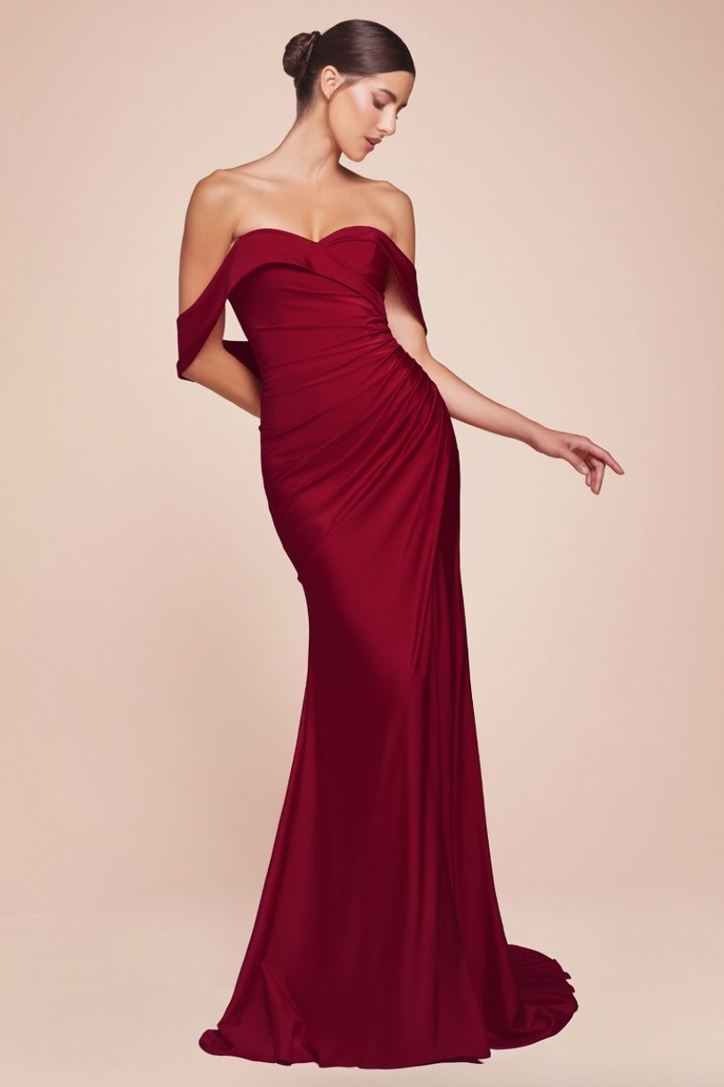 Angie - Robe de soirée de coupe ajustée avec fente, jeu de plis avantageux et épaules dénudées Angie - Robe de soirée de coupe ajustée avec fente, jeu de plis avantageux et épaules dénudées