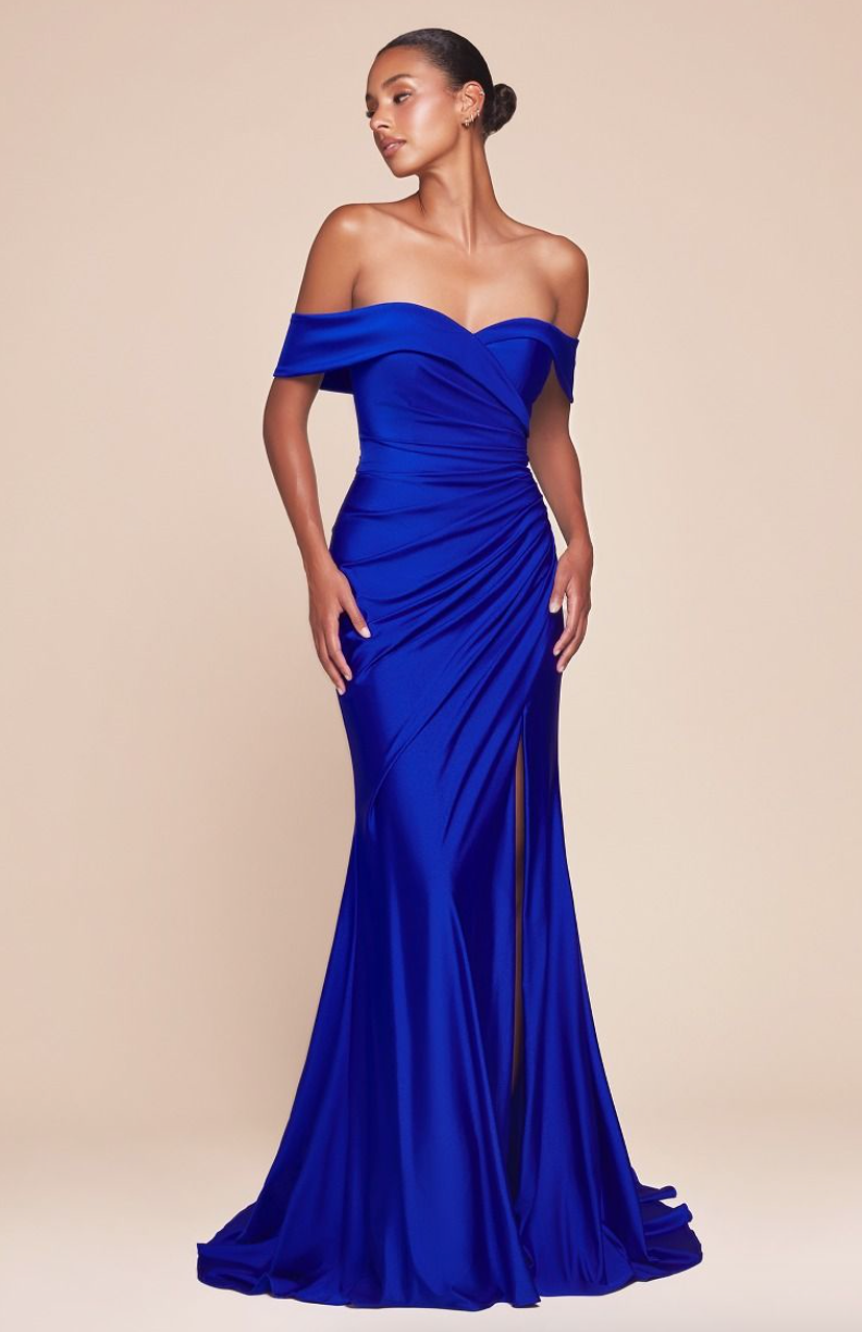 Angie - Robe de soirée de coupe ajustée avec fente, jeu de plis avantageux et épaules dénudées Angie - Robe de soirée de coupe ajustée avec fente, jeu de plis avantageux et épaules dénudées