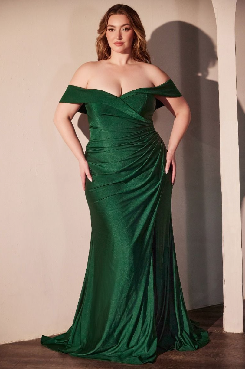 Angie - Robe de soirée de coupe ajustée avec fente, jeu de plis avantageux et épaules dénudées Angie - Robe de soirée de coupe ajustée avec fente, jeu de plis avantageux et épaules dénudées