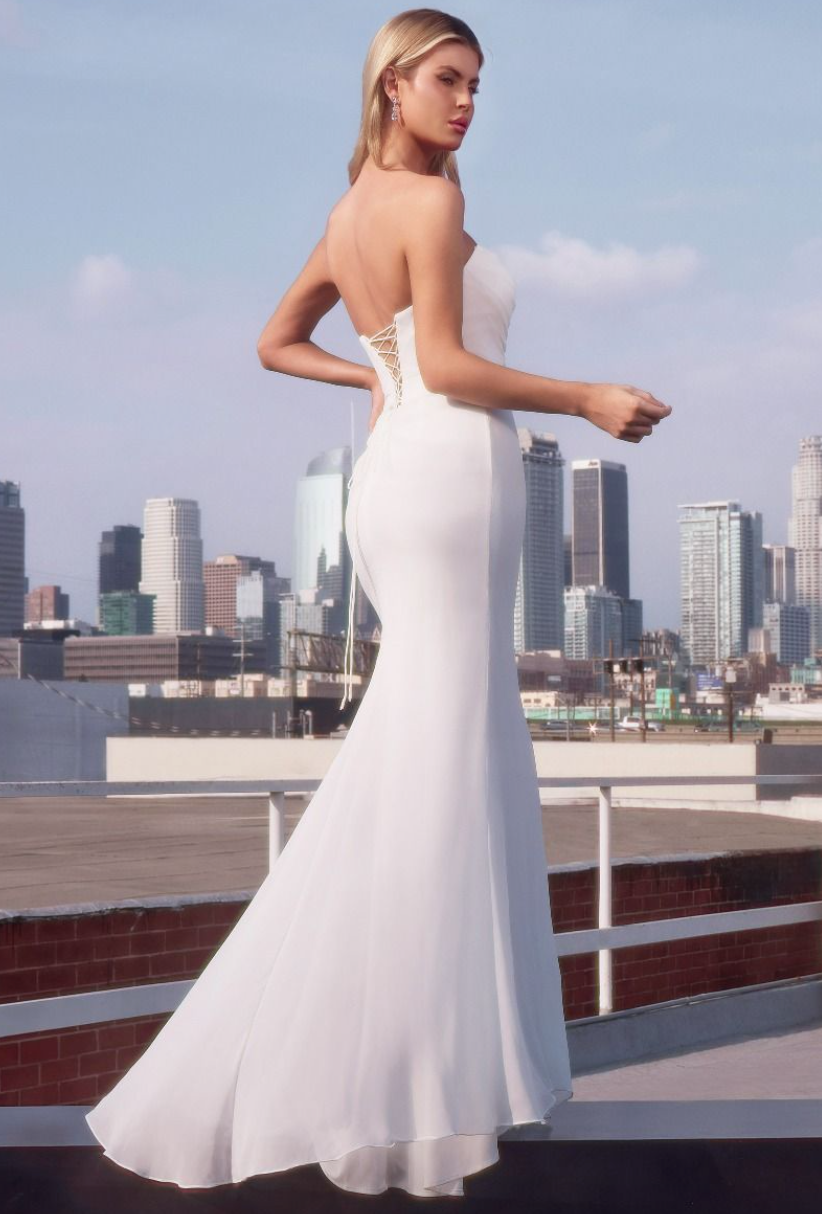 Reda - Robe de mariée longue de coupe ajustée en chiffon léger sans bretelles et dos lacé moderne Reda - Robe de mariée longue de coupe ajustée en chiffon léger sans bretelles et dos lacé moderne