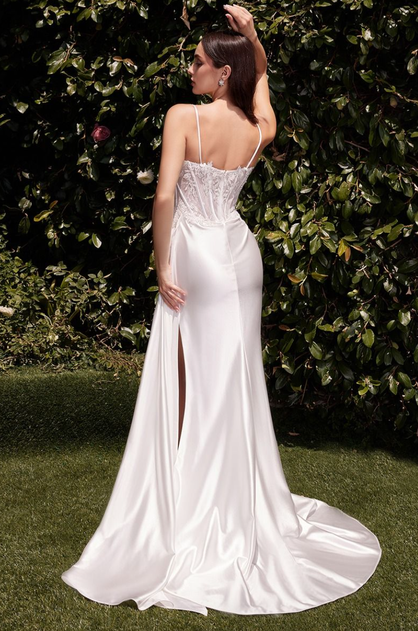 Grim - robe de mariée longue avec jupe en satin extensible et haut brodé dentelle à jeu de transparence Grim - robe de mariée longue avec jupe en satin extensible et haut brodé dentelle à jeu de transparence