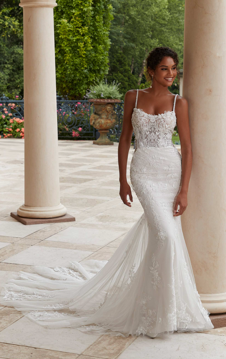 Natalia - robe de mariée de coupe ajustée en dentelle luxueuse avec encolure scoop et dos ouvert Natalia - robe de mariée de coupe ajustée en dentelle luxueuse avec encolure scoop et dos ouvert