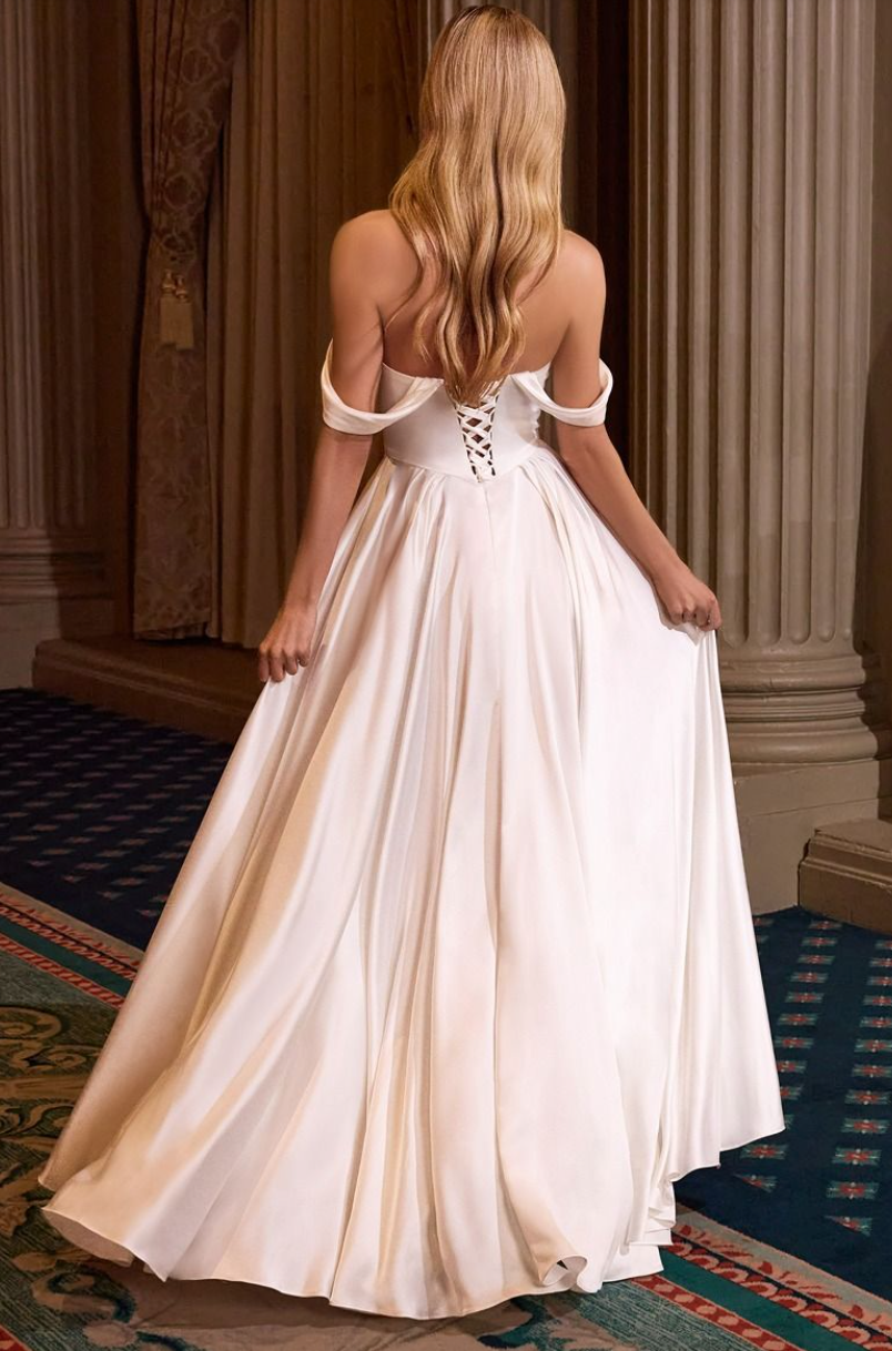 Kayla - robe de mariée simple en tissus satiné avec décolleté en coeur, bretelles off shoulders et dos lacé Kayla - robe de mariée simple en tissus satiné avec décolleté en coeur, bretelles off shoulders et dos lacé