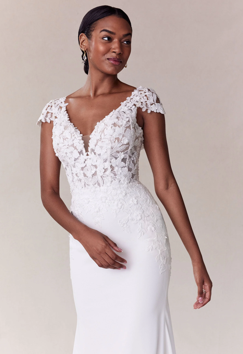 Anthony - robe de mariée ajustée en crêpe avec détails de dentelle et manches courtes avec dos en V Anthony - robe de mariée ajustée en crêpe avec détails de dentelle et manches courtes avec dos en V