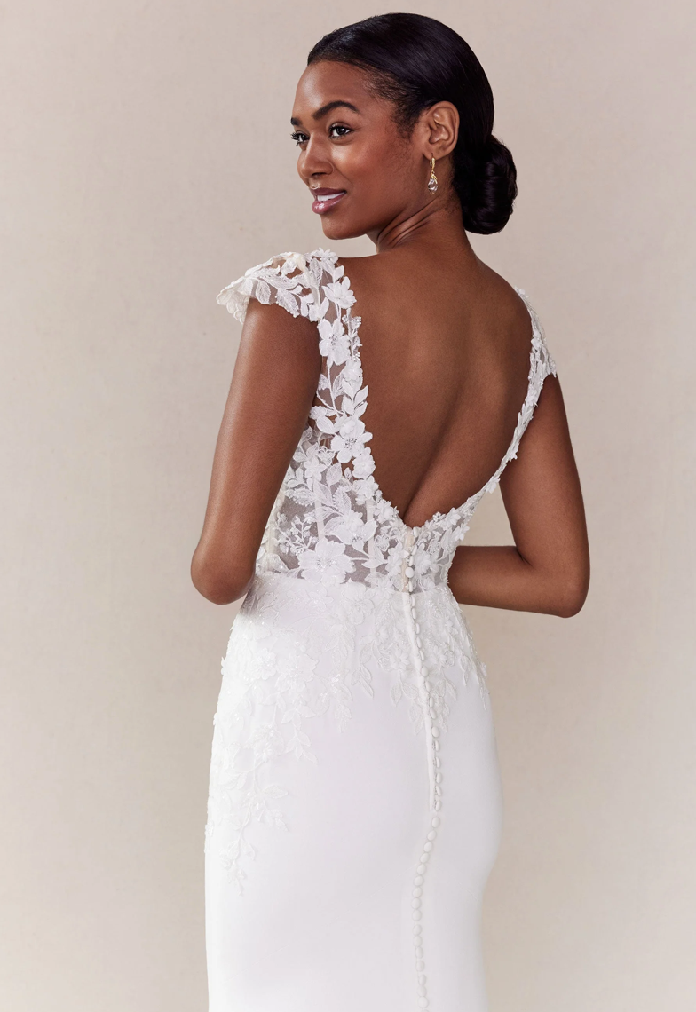 Anthony - robe de mariée ajustée en crêpe avec détails de dentelle et manches courtes avec dos en V Anthony - robe de mariée ajustée en crêpe avec détails de dentelle et manches courtes avec dos en V