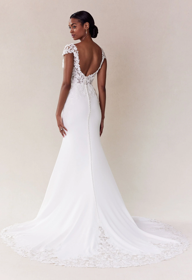 Anthony - robe de mariée ajustée en crêpe avec détails de dentelle et manches courtes avec dos en V Anthony - robe de mariée ajustée en crêpe avec détails de dentelle et manches courtes avec dos en V
