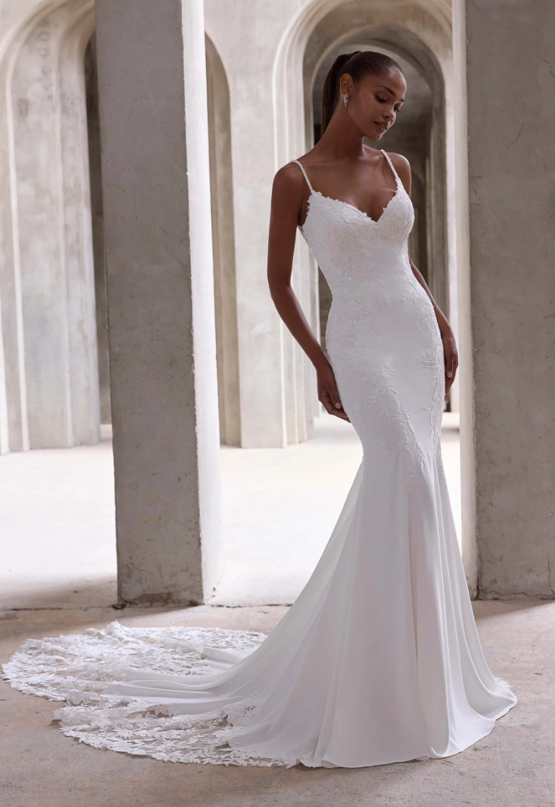 Sebastien - robe de mariée coupe ajustée en crêpe à bretelles fines et dos à dentelle transparente Sebastien - robe de mariée coupe ajustée en crêpe à bretelles fines et dos à dentelle transparente