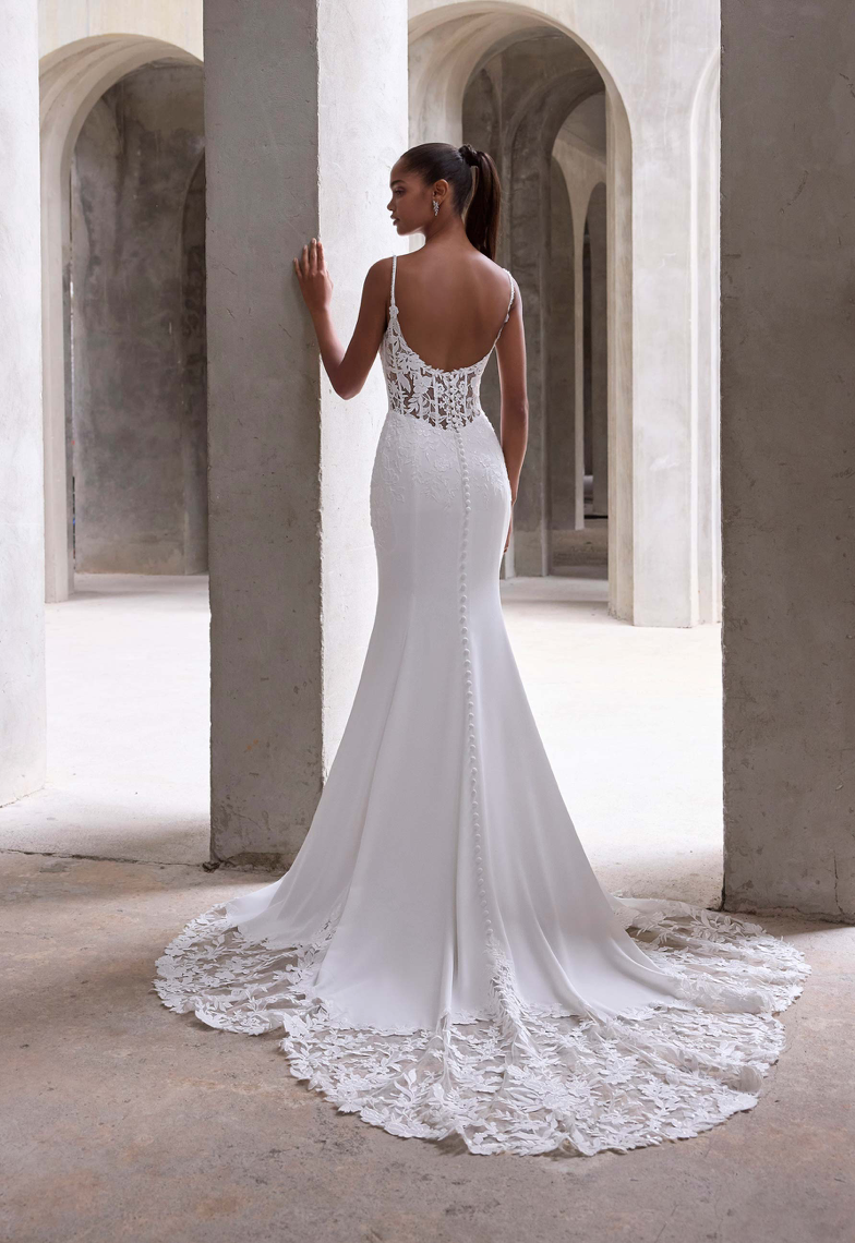 Sebastien - robe de mariée coupe ajustée en crêpe à bretelles fines et dos à dentelle transparente Sebastien - robe de mariée coupe ajustée en crêpe à bretelles fines et dos à dentelle transparente