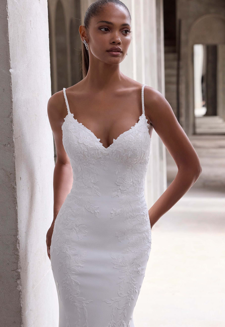 Sebastien - robe de mariée coupe ajustée en crêpe à bretelles fines et dos à dentelle transparente Sebastien - robe de mariée coupe ajustée en crêpe à bretelles fines et dos à dentelle transparente