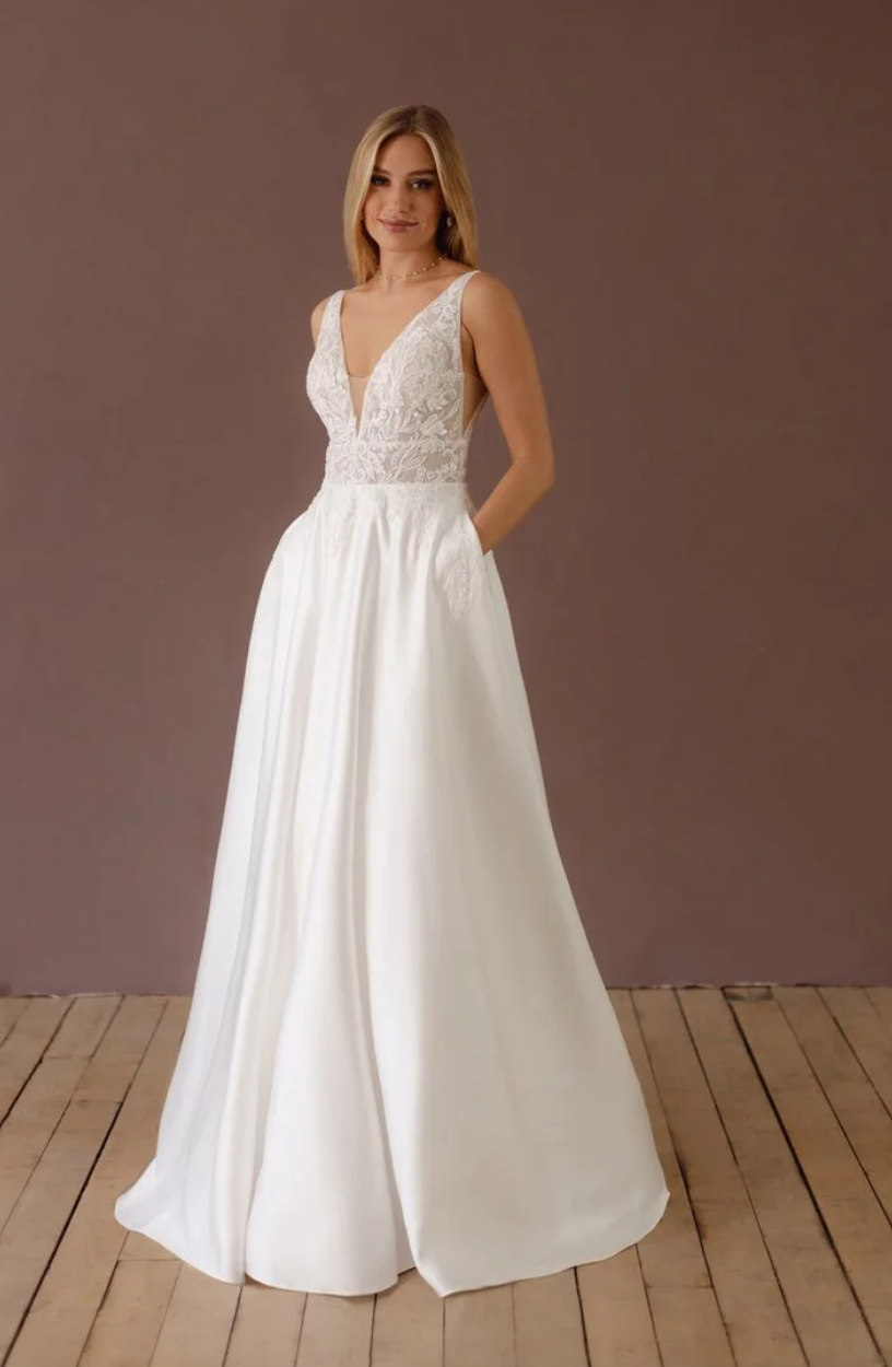 *EXCLUSIVITÉ* Mandie - robe de mariée classique avec haut en dentelle brodée et jupe de satin avec poches *EXCLUSIVITÉ* Mandie - robe de mariée classique avec haut en dentelle brodée et jupe de satin avec poches