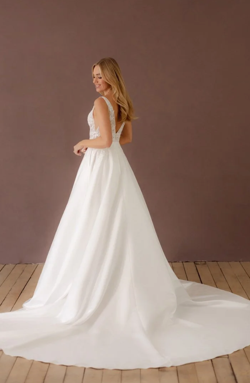 *EXCLUSIVITÉ* Mandie - robe de mariée classique avec haut en dentelle brodée et jupe de satin avec poches *EXCLUSIVITÉ* Mandie - robe de mariée classique avec haut en dentelle brodée et jupe de satin avec poches
