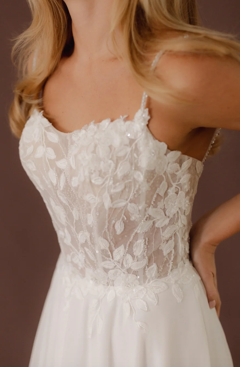 *EXCLUSIVITÉ* Odette - robe de mariée simple et romantique en dentelle avec jupe de chiffon *EXCLUSIVITÉ* Odette - robe de mariée simple et romantique en dentelle avec jupe de chiffon