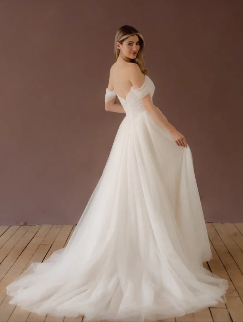 *EXCLUSIVITÉ * Infinity - robe de mariée romantique en tulle à bustier plissé, manches off shoulders et fente à la jambe *EXCLUSIVITÉ * Infinity - robe de mariée romantique en tulle à bustier plissé, manches off shoulders et fente à la jambe