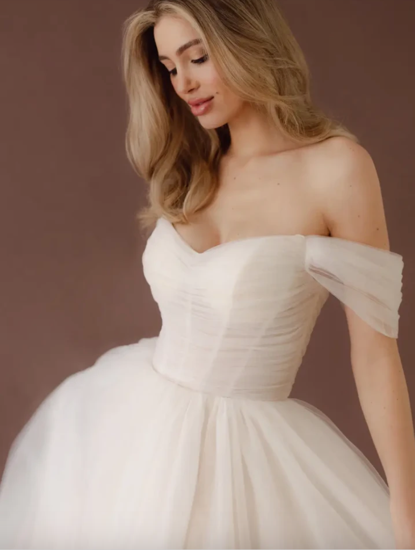 *EXCLUSIVITÉ * Infinity - robe de mariée romantique en tulle à bustier plissé, manches off shoulders et fente à la jambe *EXCLUSIVITÉ * Infinity - robe de mariée romantique en tulle à bustier plissé, manches off shoulders et fente à la jambe