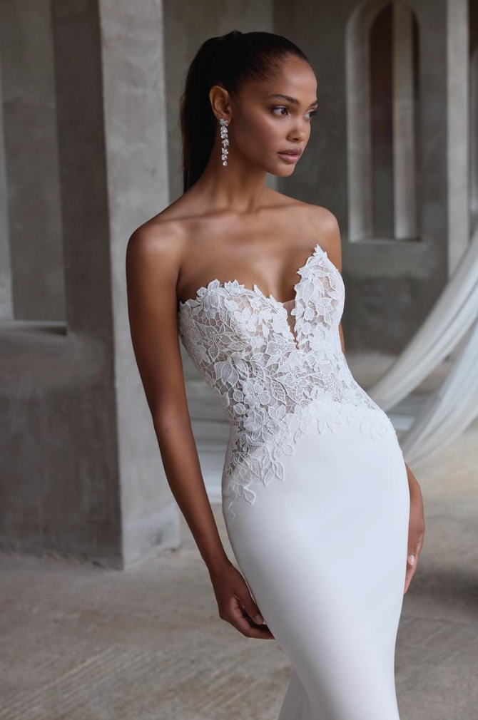 Lina - robe de mariée coupe ajustée en crêpe sans bretelles à taille en V inversé Lina - robe de mariée coupe ajustée en crêpe sans bretelles à taille en V inversé