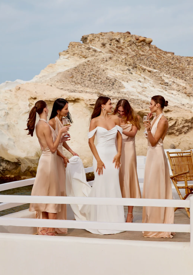 Grigio - robe de mariée ajustée en crêpe extensible avec bretelles off soulders amovibles Grigio - robe de mariée ajustée en crêpe extensible avec bretelles off soulders amovibles