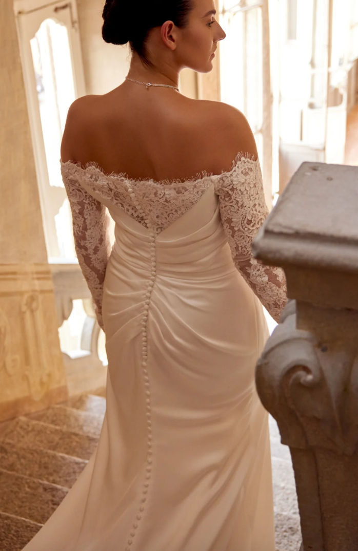 Elsabeth - robe de mariée haut de gamme ajustée en satin extensible avec détails de dentelle au buste et manches de style gants Elsabeth - robe de mariée haut de gamme ajustée en satin extensible avec détails de dentelle au buste et manches de style gants