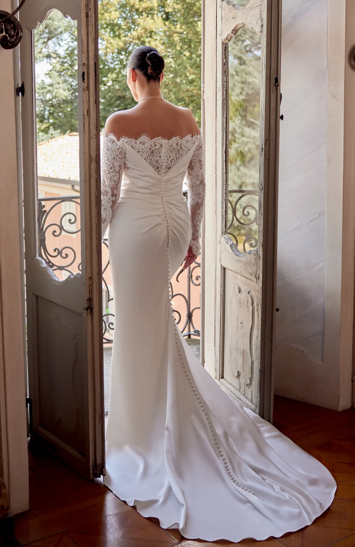 Elsabeth - robe de mariée haut de gamme ajustée en satin extensible avec détails de dentelle au buste et manches de style gants Elsabeth - robe de mariée haut de gamme ajustée en satin extensible avec détails de dentelle au buste et manches de style gants