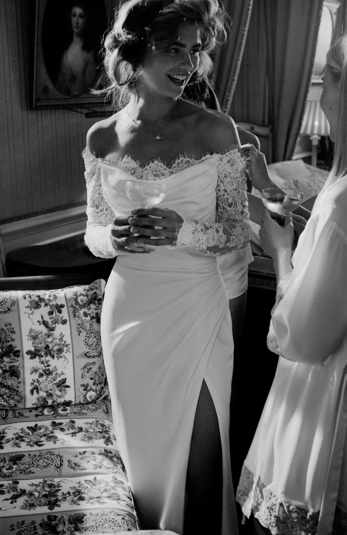 Elsabeth - robe de mariée haut de gamme ajustée en satin extensible avec détails de dentelle au buste et manches de style gants Elsabeth - robe de mariée haut de gamme ajustée en satin extensible avec détails de dentelle au buste et manches de style gants