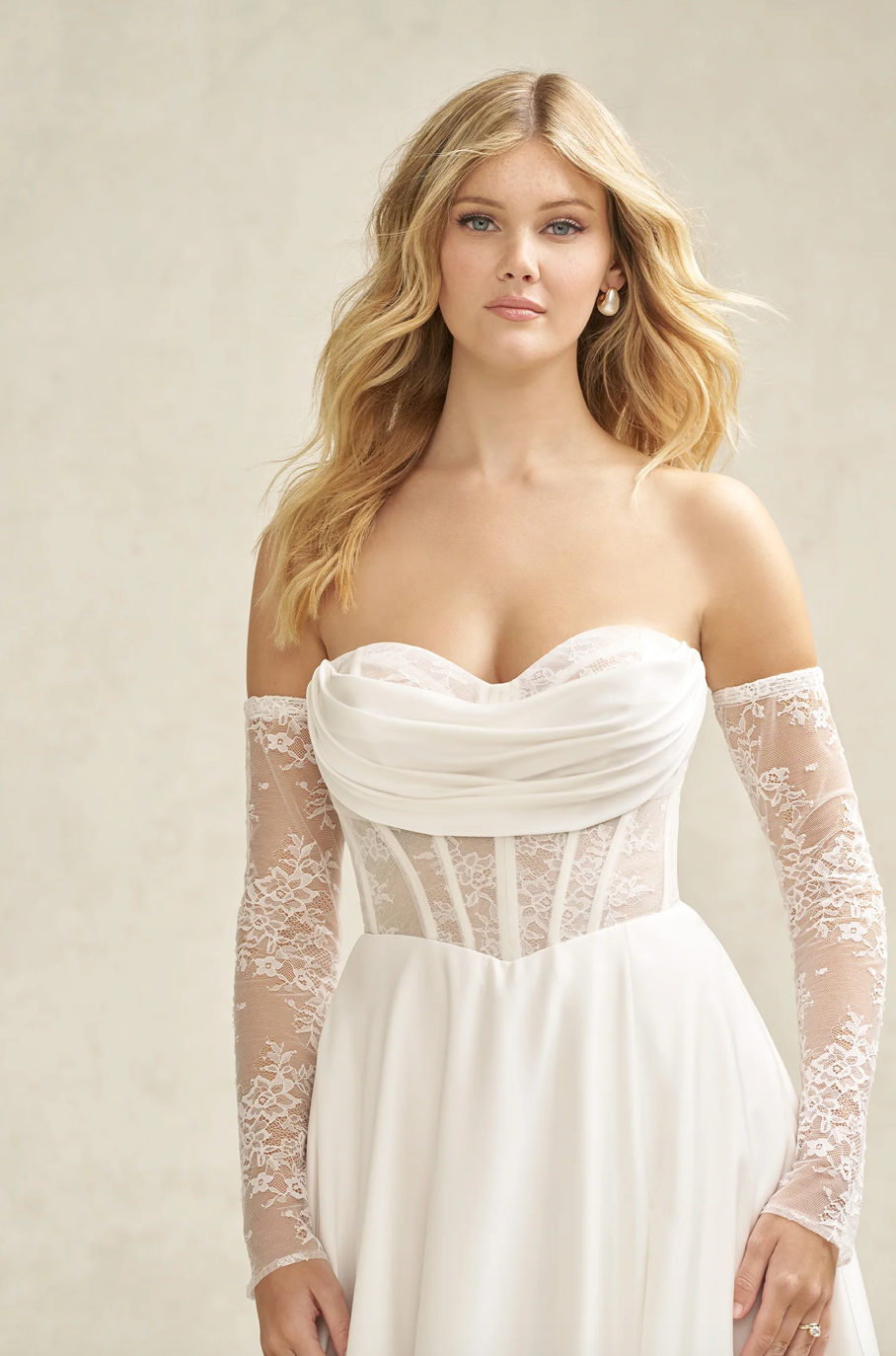 Bérénice - robe de mariée moderne avec haut corset sans bretelle en dentelle non perlé avec jupe de satin luxueuse et fente en dentelle, gants amovibles Bérénice - robe de mariée moderne avec haut corset sans bretelle en dentelle non perlé avec jupe de satin luxueuse et fente en dentelle, gants amovibles