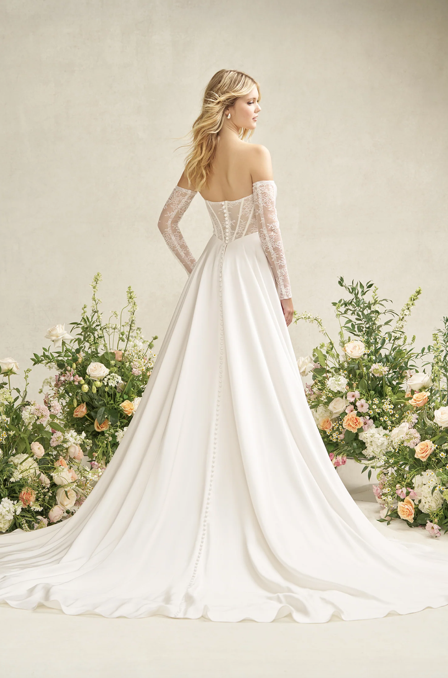 Bérénice - robe de mariée moderne avec haut corset sans bretelle en dentelle non perlé avec jupe de satin luxueuse et fente en dentelle, gants amovibles Bérénice - robe de mariée moderne avec haut corset sans bretelle en dentelle non perlé avec jupe de satin luxueuse et fente en dentelle, gants amovibles