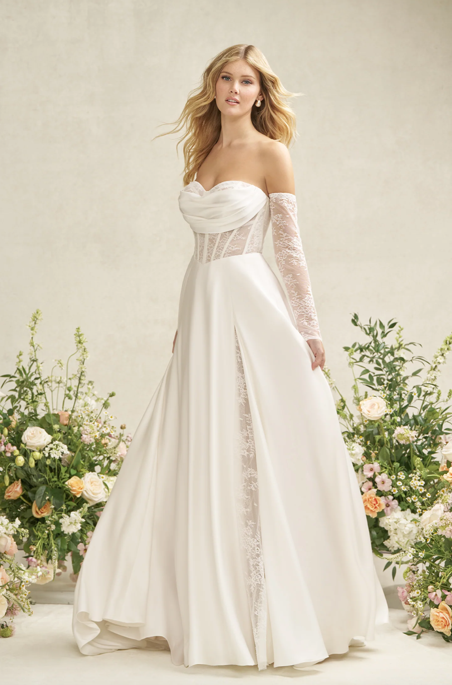 Bérénice - robe de mariée moderne avec haut corset sans bretelle en dentelle non perlé avec jupe de satin luxueuse et fente en dentelle, gants amovibles Bérénice - robe de mariée moderne avec haut corset sans bretelle en dentelle non perlé avec jupe de satin luxueuse et fente en dentelle, gants amovibles