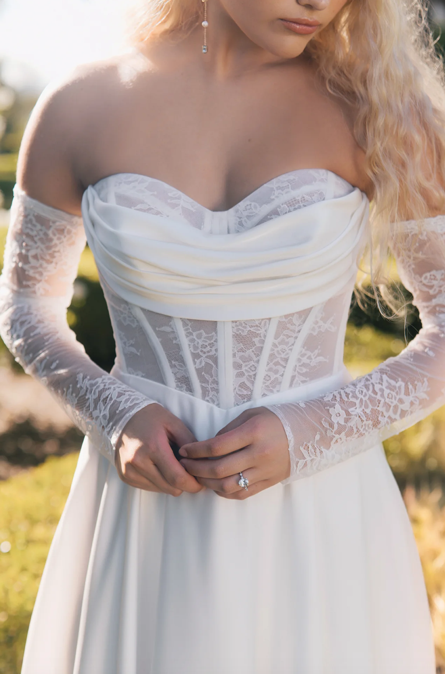 Bérénice - robe de mariée moderne avec haut corset sans bretelle en dentelle non perlé avec jupe de satin luxueuse et fente en dentelle, gants amovibles Bérénice - robe de mariée moderne avec haut corset sans bretelle en dentelle non perlé avec jupe de satin luxueuse et fente en dentelle, gants amovibles