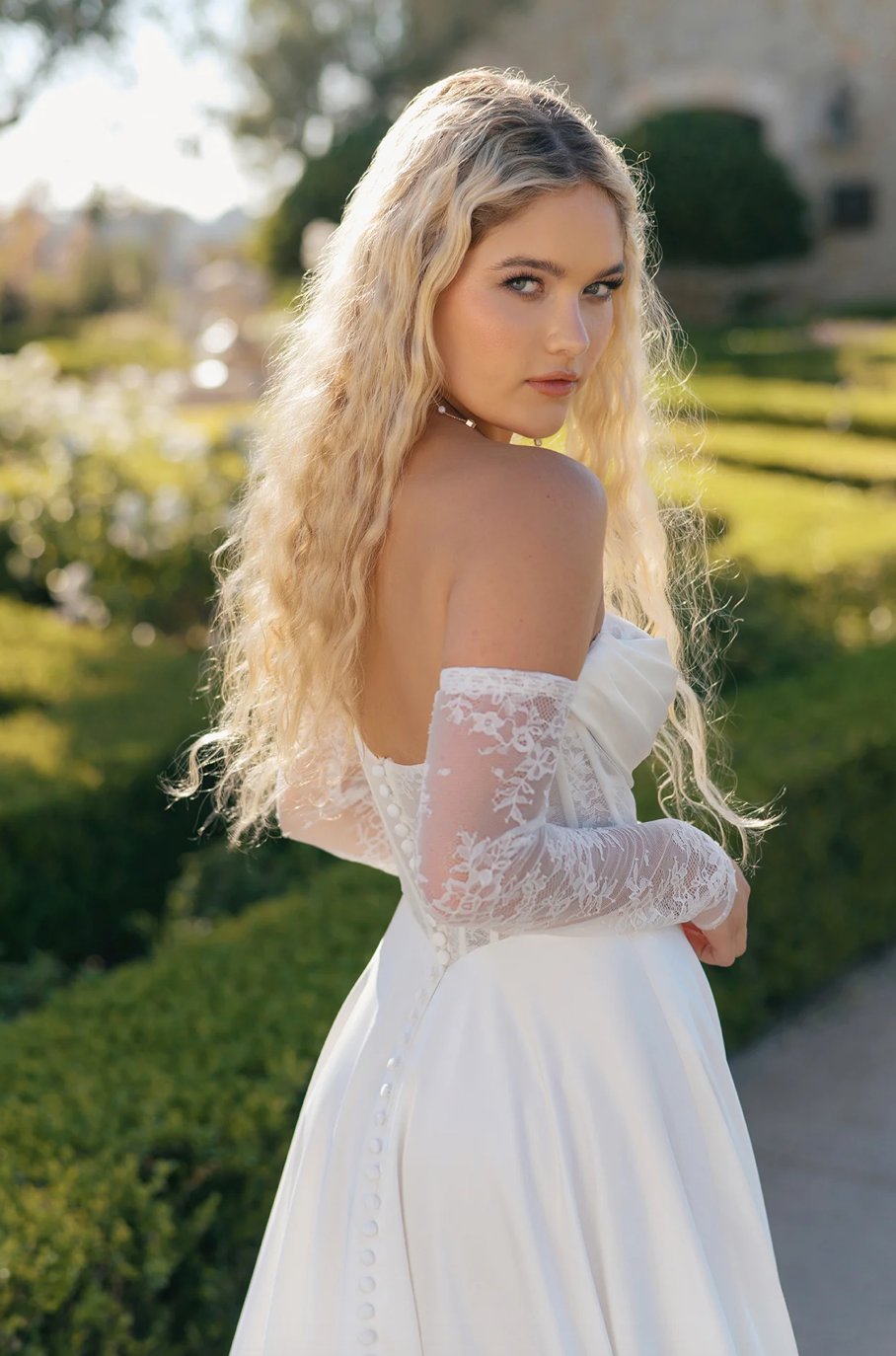 Bérénice - robe de mariée moderne avec haut corset sans bretelle en dentelle non perlé avec jupe de satin luxueuse et fente en dentelle, gants amovibles Bérénice - robe de mariée moderne avec haut corset sans bretelle en dentelle non perlé avec jupe de satin luxueuse et fente en dentelle, gants amovibles