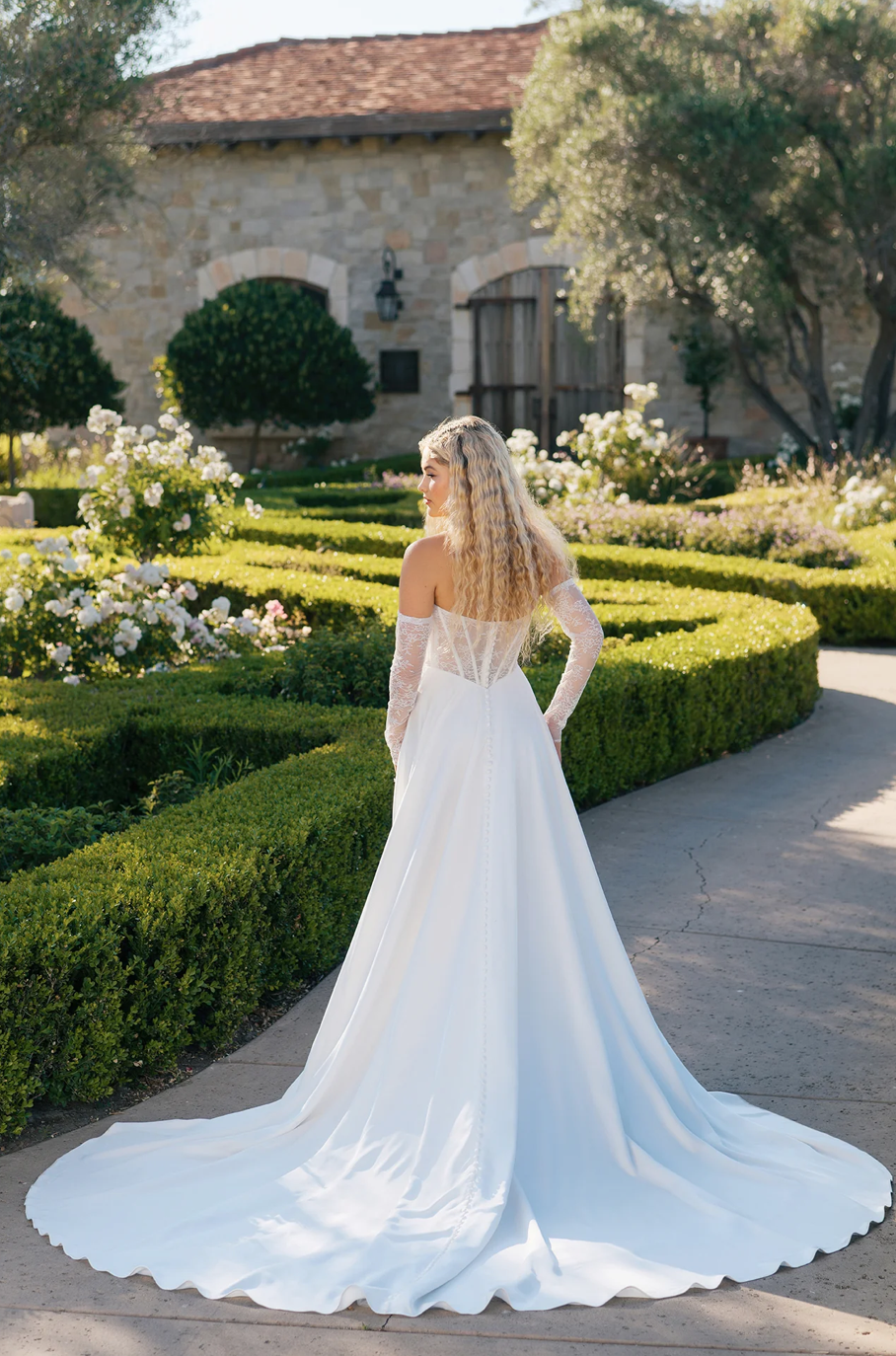 Bérénice - robe de mariée moderne avec haut corset sans bretelle en dentelle non perlé avec jupe de satin luxueuse et fente en dentelle, gants amovibles Bérénice - robe de mariée moderne avec haut corset sans bretelle en dentelle non perlé avec jupe de satin luxueuse et fente en dentelle, gants amovibles