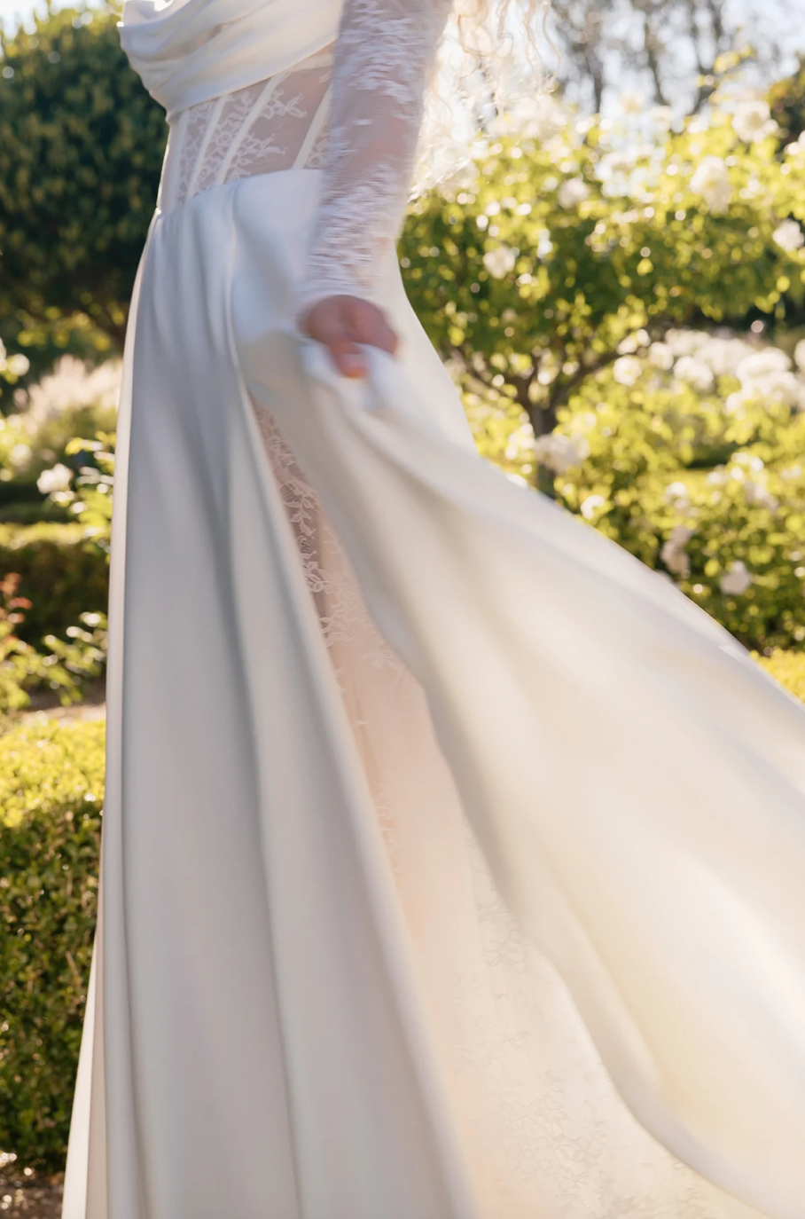 Bérénice - robe de mariée moderne avec haut corset sans bretelle en dentelle non perlé avec jupe de satin luxueuse et fente en dentelle, gants amovibles Bérénice - robe de mariée moderne avec haut corset sans bretelle en dentelle non perlé avec jupe de satin luxueuse et fente en dentelle, gants amovibles