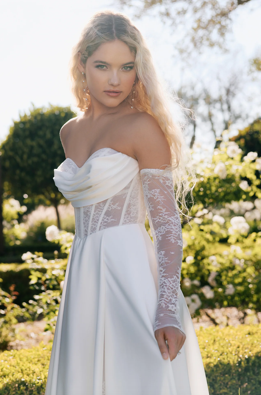 Bérénice - robe de mariée moderne avec haut corset sans bretelle en dentelle non perlé avec jupe de satin luxueuse et fente en dentelle, gants amovibles Bérénice - robe de mariée moderne avec haut corset sans bretelle en dentelle non perlé avec jupe de satin luxueuse et fente en dentelle, gants amovibles