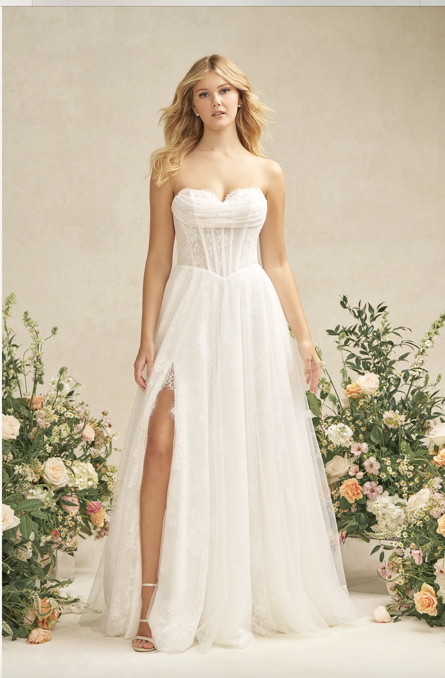 Théo - robe de mariée moderne avec haut corset sans bretelle toute en dentelle non perlé avec fente Théo - robe de mariée moderne avec haut corset sans bretelle toute en dentelle non perlé avec fente