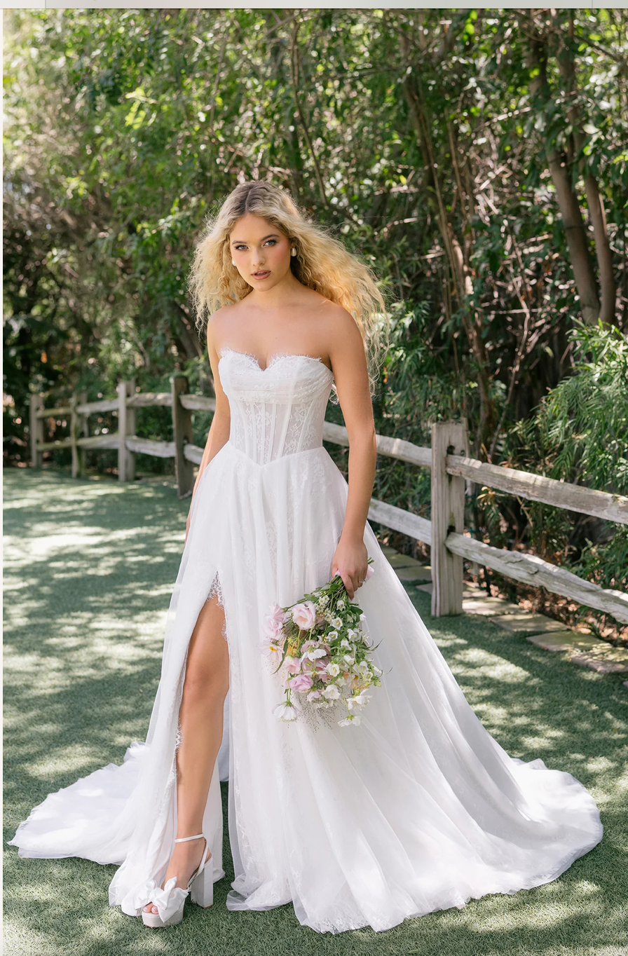 Théo - robe de mariée moderne avec haut corset sans bretelle toute en dentelle non perlé avec fente Théo - robe de mariée moderne avec haut corset sans bretelle toute en dentelle non perlé avec fente