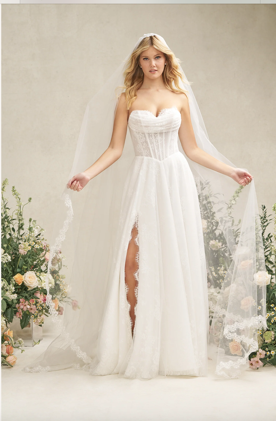 Théo - robe de mariée moderne avec haut corset sans bretelle toute en dentelle non perlé avec fente Théo - robe de mariée moderne avec haut corset sans bretelle toute en dentelle non perlé avec fente