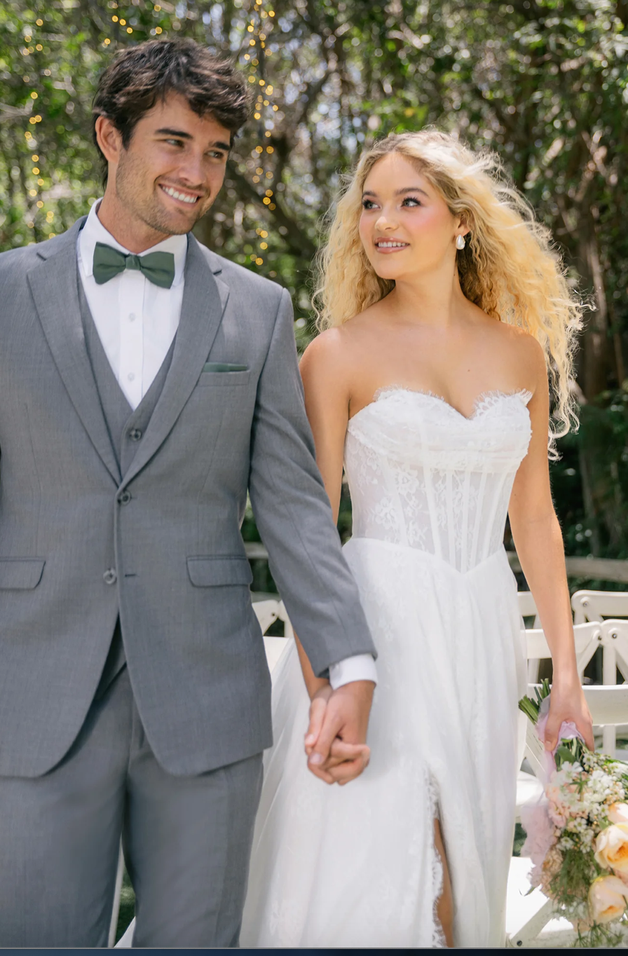 Théo - robe de mariée moderne avec haut corset sans bretelle toute en dentelle non perlé avec fente Théo - robe de mariée moderne avec haut corset sans bretelle toute en dentelle non perlé avec fente