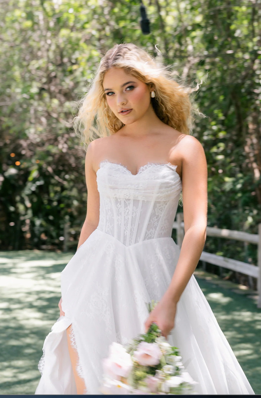 Théo - robe de mariée moderne avec haut corset sans bretelle toute en dentelle non perlé avec fente Théo - robe de mariée moderne avec haut corset sans bretelle toute en dentelle non perlé avec fente