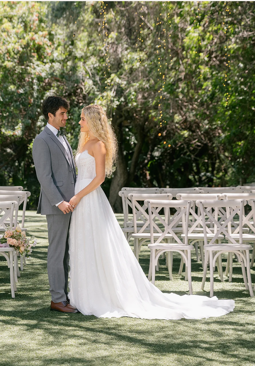 Théo - robe de mariée moderne avec haut corset sans bretelle toute en dentelle non perlé avec fente Théo - robe de mariée moderne avec haut corset sans bretelle toute en dentelle non perlé avec fente