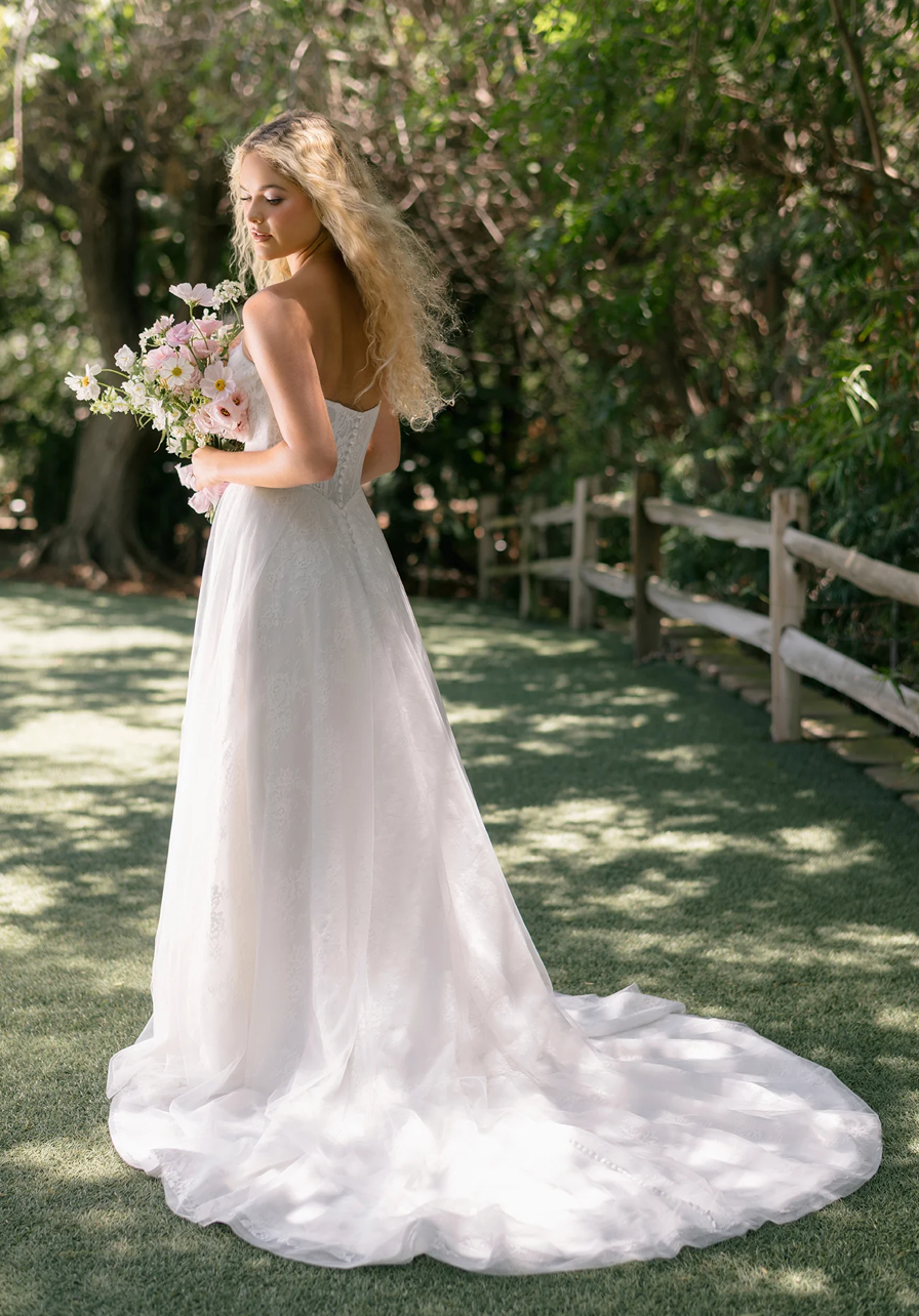 Théo - robe de mariée moderne avec haut corset sans bretelle toute en dentelle non perlé avec fente Théo - robe de mariée moderne avec haut corset sans bretelle toute en dentelle non perlé avec fente