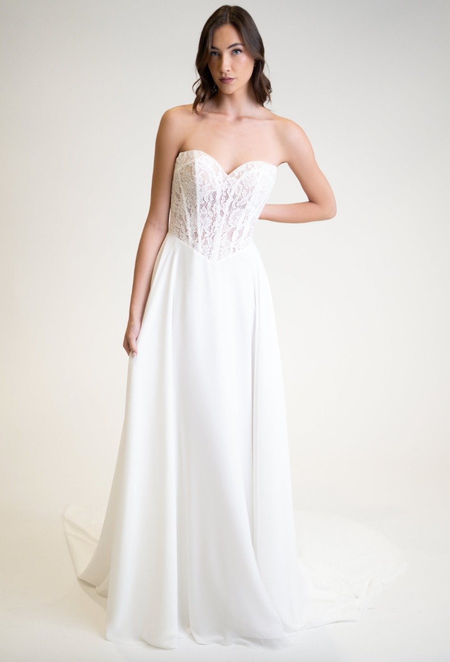 *EXCLUSIVITÉ* Simone - robe de mariée moderne avec haut corset sans bretelle en dentelle non perlé avec jupe de chiffon vaporeuse *EXCLUSIVITÉ* Simone - robe de mariée moderne avec haut corset sans bretelle en dentelle non perlé avec jupe de chiffon vaporeuse
