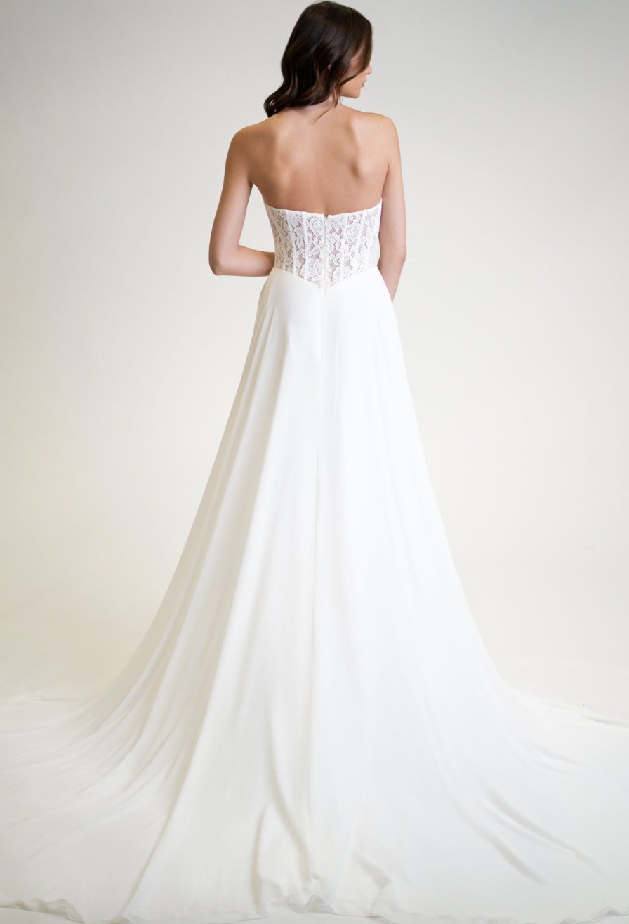 *EXCLUSIVITÉ* Simone - robe de mariée moderne avec haut corset sans bretelle en dentelle non perlé avec jupe de chiffon vaporeuse *EXCLUSIVITÉ* Simone - robe de mariée moderne avec haut corset sans bretelle en dentelle non perlé avec jupe de chiffon vaporeuse