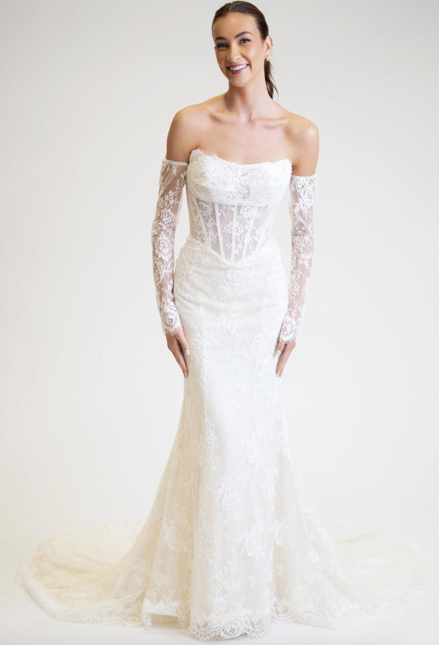 *EXCLUSIVITÉ* Daxia - robe de mariée moderne avec haut corset sans bretelle en dentelle non perlé et gants de dentelle *EXCLUSIVITÉ* Daxia - robe de mariée moderne avec haut corset sans bretelle en dentelle non perlé et gants de dentelle