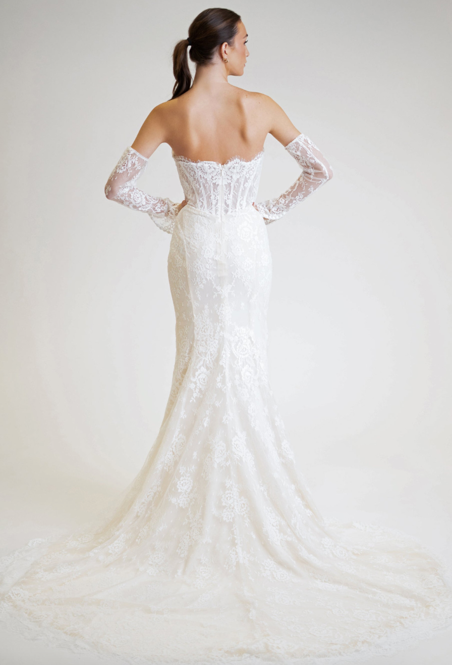 *EXCLUSIVITÉ* Daxia - robe de mariée moderne avec haut corset sans bretelle en dentelle non perlé et gants de dentelle *EXCLUSIVITÉ* Daxia - robe de mariée moderne avec haut corset sans bretelle en dentelle non perlé et gants de dentelle