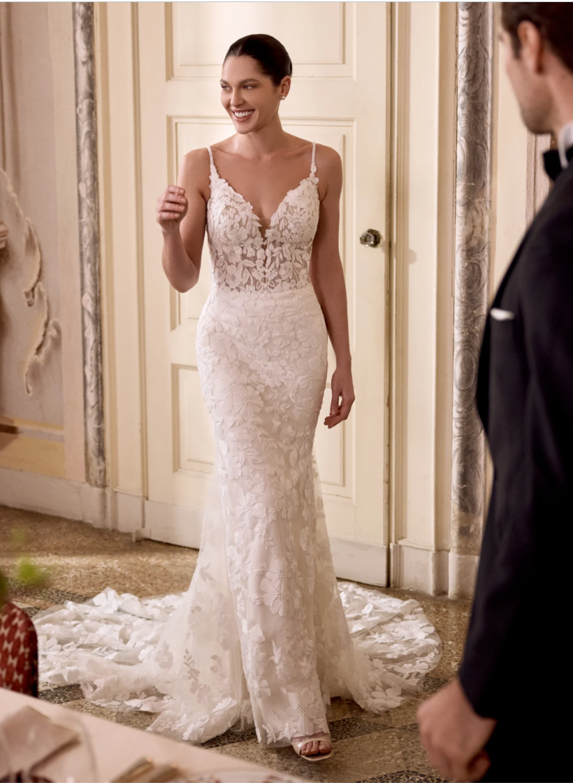 Iza - robe de mariée haut de gamme ajustée en dentelle à dos ouvert Iza - robe de mariée haut de gamme ajustée en dentelle à dos ouvert