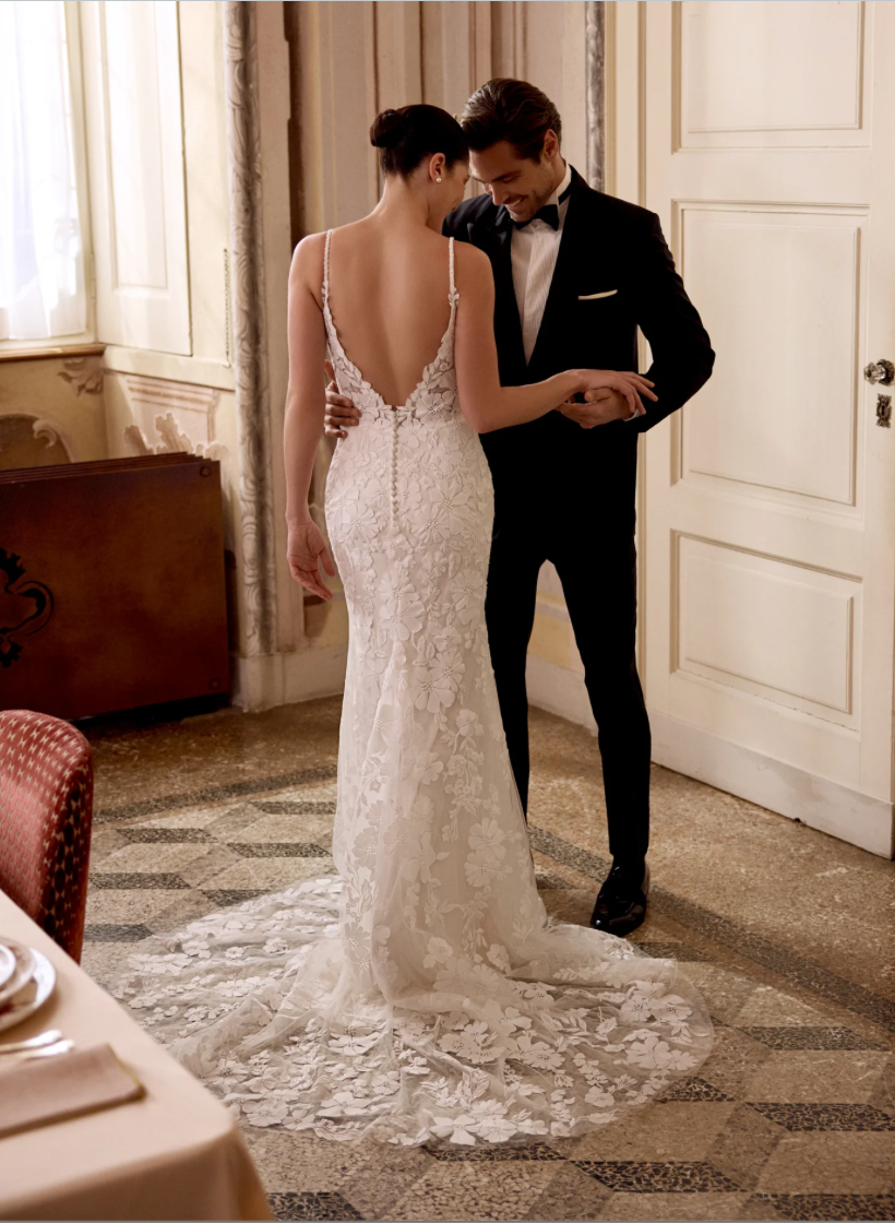 Iza - robe de mariée haut de gamme ajustée en dentelle à dos ouvert Iza - robe de mariée haut de gamme ajustée en dentelle à dos ouvert