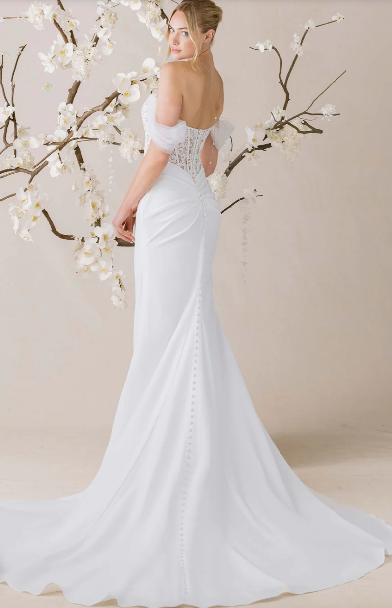 Nadine - robe de mariée coupe ajustée en crêpe avec haut de style corset en dentelle sans perle Nadine - robe de mariée coupe ajustée en crêpe avec haut de style corset en dentelle sans perle