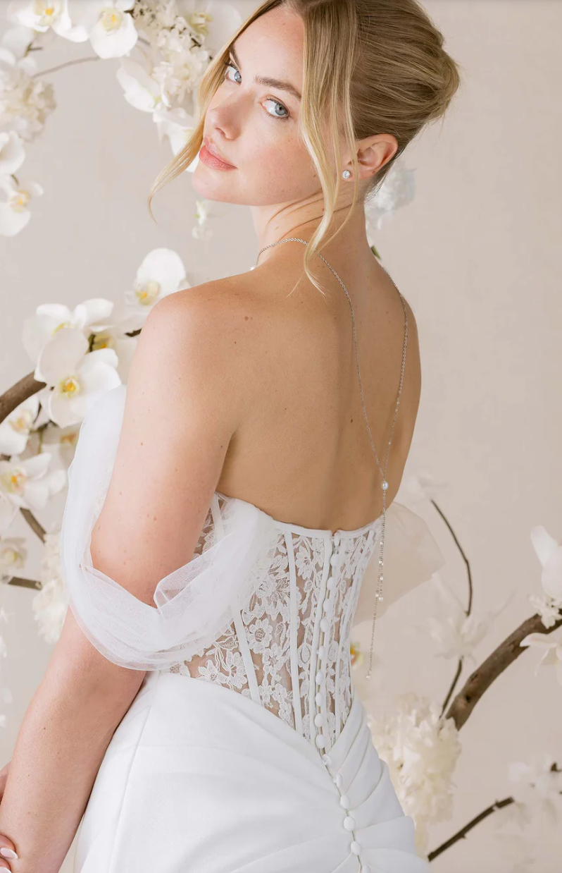 Nadine - robe de mariée coupe ajustée en crêpe avec haut de style corset en dentelle sans perle Nadine - robe de mariée coupe ajustée en crêpe avec haut de style corset en dentelle sans perle