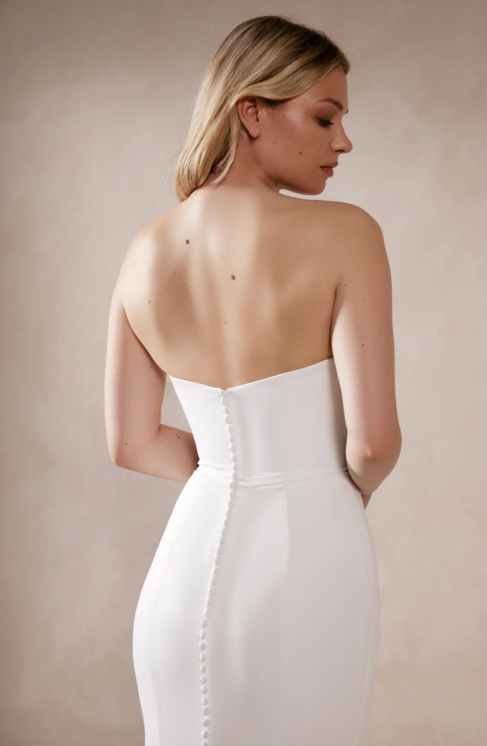 Skye - robe de mariée moderne ajustée et épurée à encolure carré sans bretelles avec fente à la jambe Skye - robe de mariée moderne ajustée et épurée à encolure carré sans bretelles avec fente à la jambe